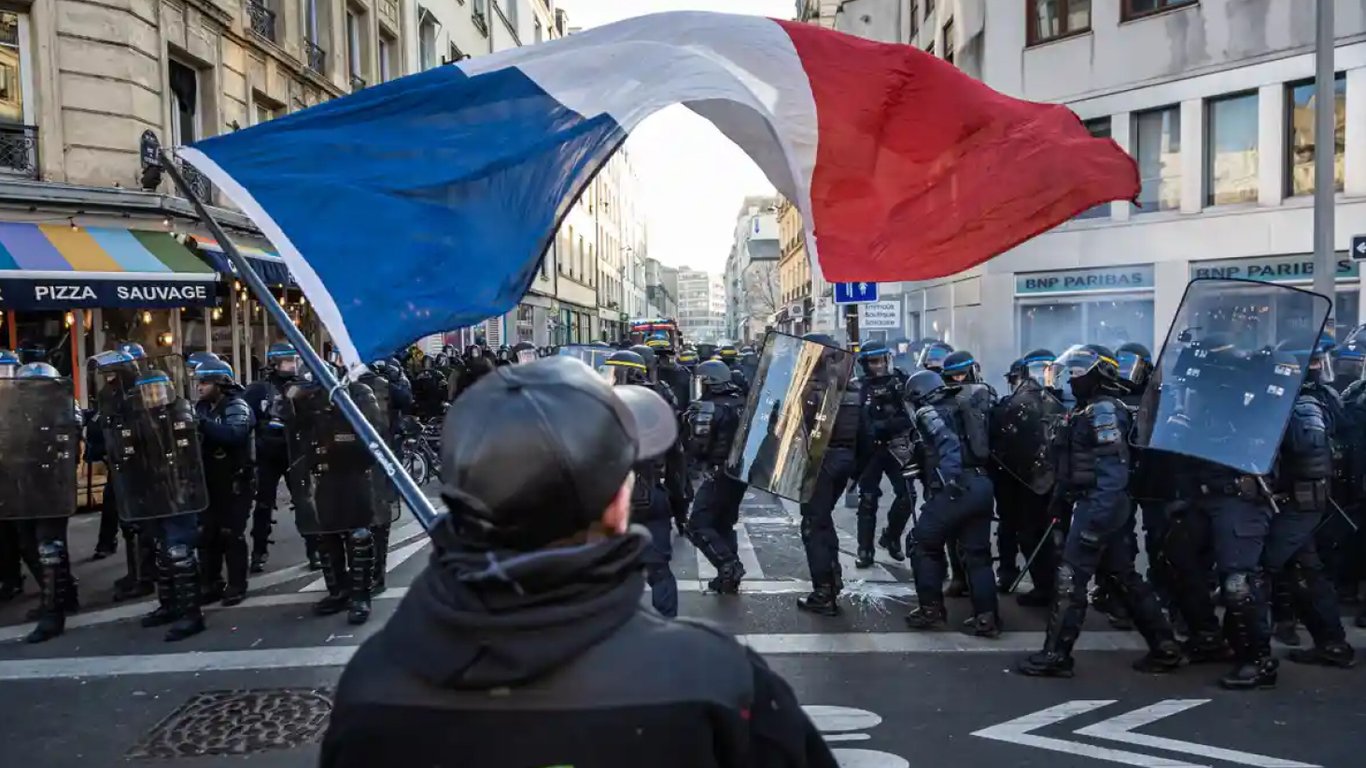 Во Франции мужчина лишился полового органа после столкновений с полицией