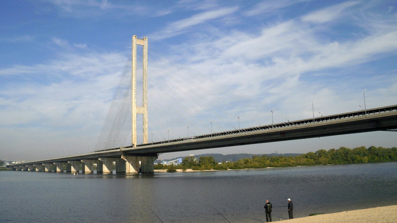 Южный мост в Киеве необходимо постоянно ремонтировать – вот почему.