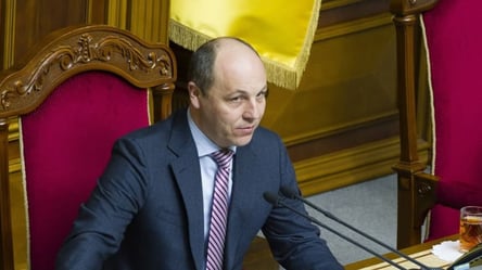 На здании Рады приспустили флаг в память об Андрее Парубие - 285x160