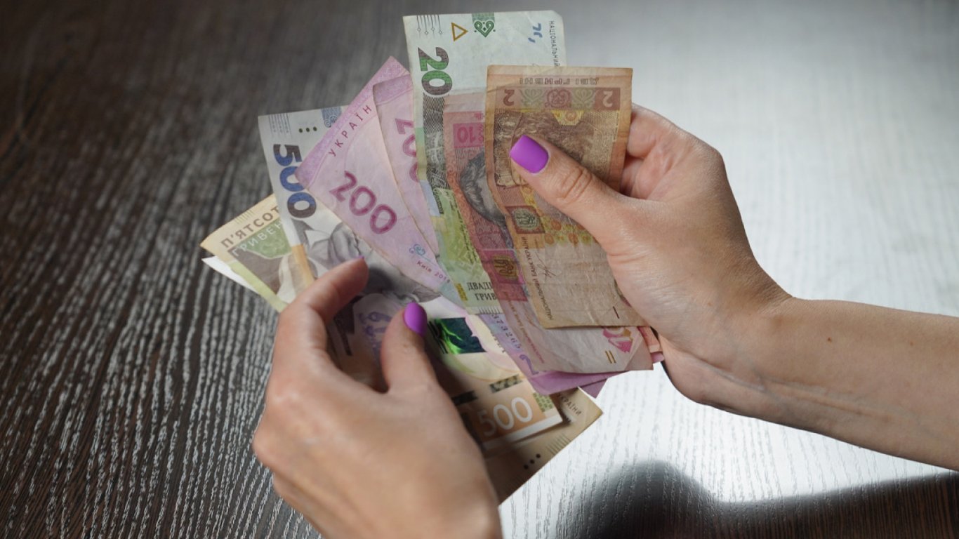 Выплаты для лиц с инвалидностью І-ІІ группы: где можно оформить 10 800 грн в апреле