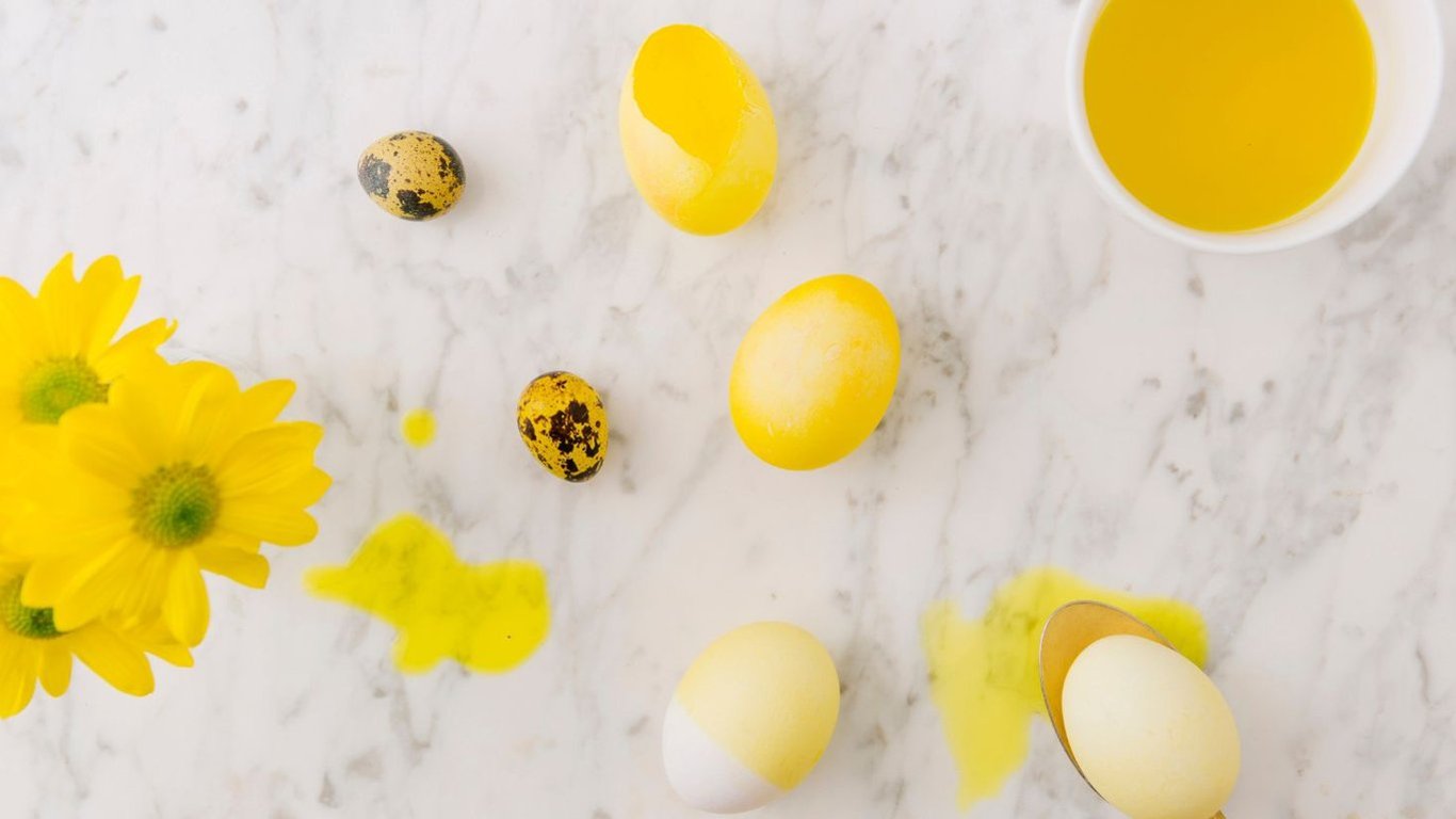 Простой способ, как покрасить яйца куркумой — пошаговое описание