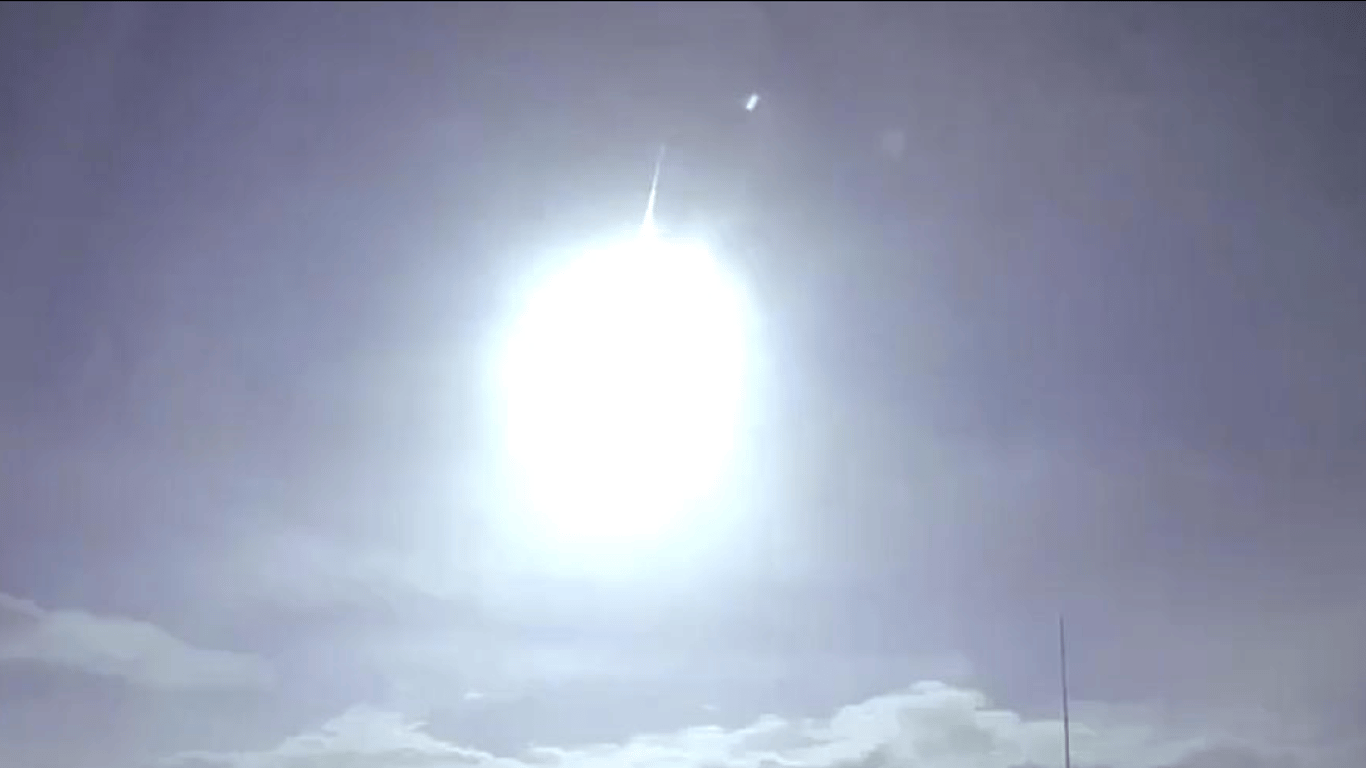 Не НЛО: Повітряні Сили ЗСУ прокоментували загадковий спалах у небі над Києвом