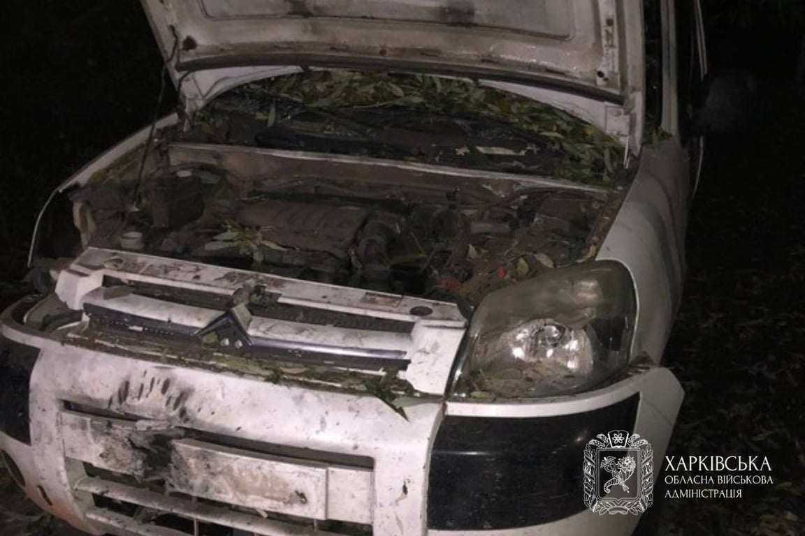 Пошкоджений автомобіль після атаки на Харківщині