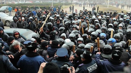 Журналістів били палицями на очах поліції: дев'ята річниця подій під Одеською обладміністрацією - 285x160