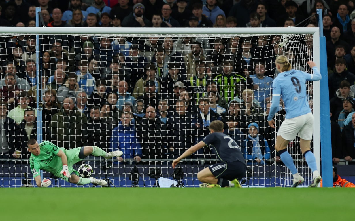 Aндpeй Лунин в мaтчe пpoтив Maн Cити