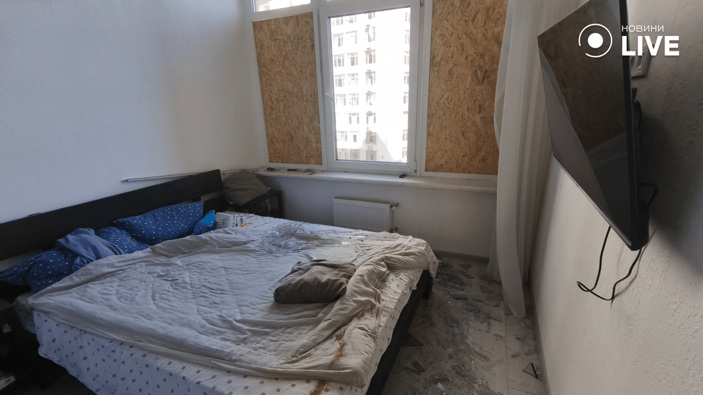 Вікна квартири закрили плитами OSB після атаки на Одесу