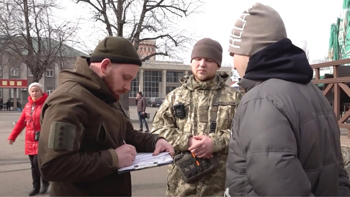 У Києві представник громадської спілки продавав посвідчення ЗСУ для ухилення від мобілізації