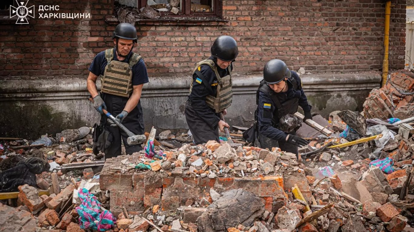 В одному з районів Харкова знайшли чергове тіло загиблої під час удару по місту