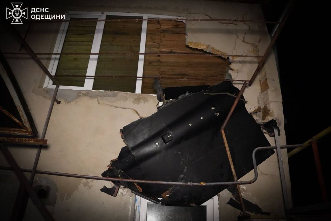 Вибите вікно у будинку після атаки БпЛА