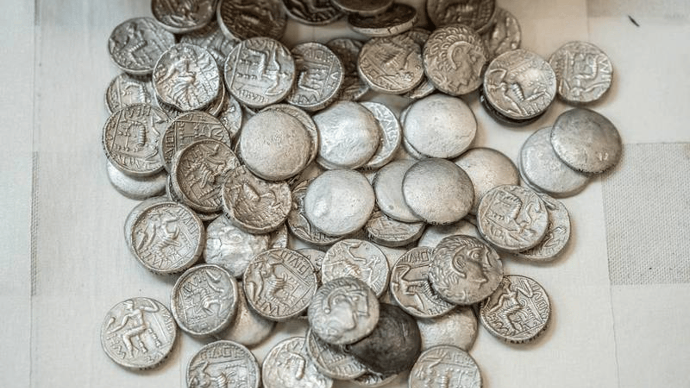В ОАЕ знайшли скарб з монет - їм 2300 років