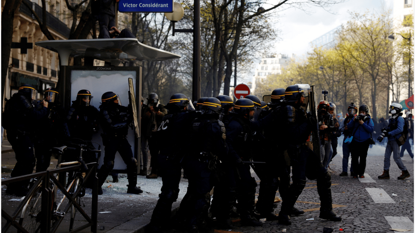 Понад 100 поліцейських постраждали під час протестів у Франції