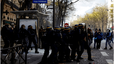 Понад 100 поліцейських постраждали під час протестів у Франції - 285x160