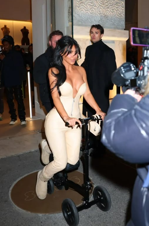 Кім Кардаш'ян із гіпсом на нозі відкрила бутик