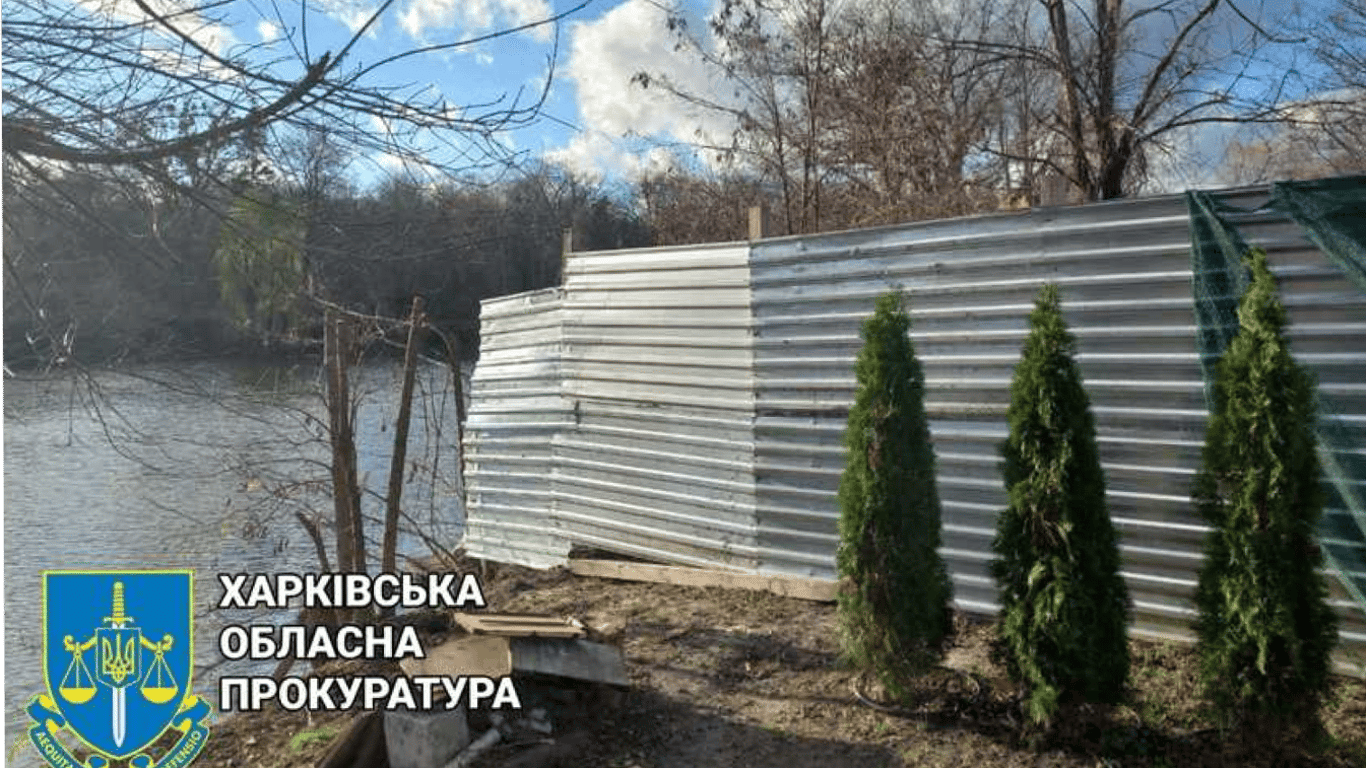 В Харькове семья незаконно установила забор возле реки и нанесла ущерб городскому совету