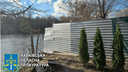 В Харькове семья незаконно установила забор возле реки и нанесла ущерб городскому совету - 290x166