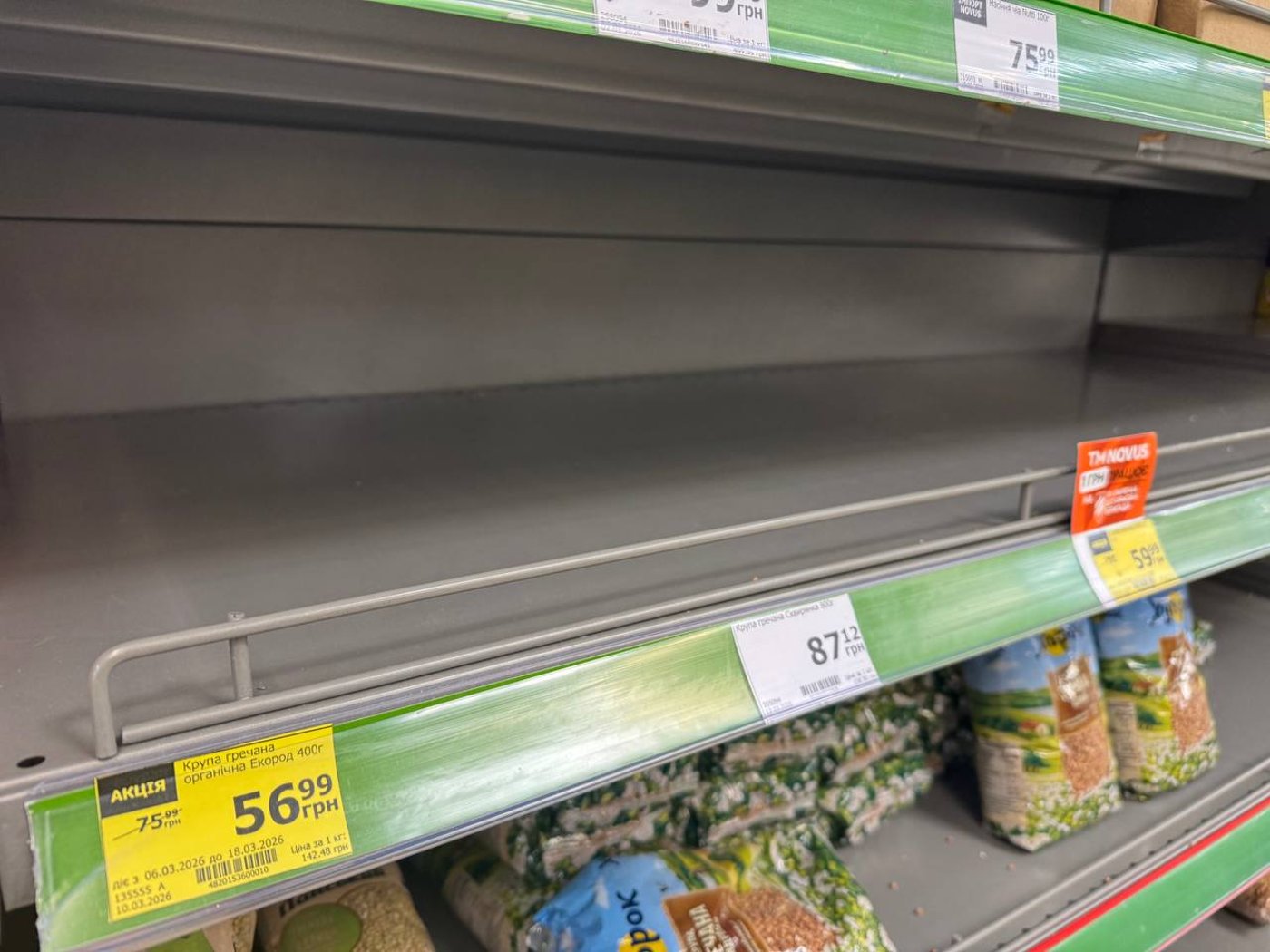 Полиці порожні, але не всюди: у Києві розкупили дешеві борошно та крупи - фото 3