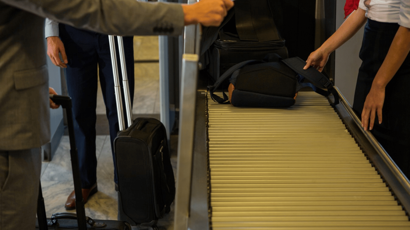 How to fit all your belongings in hand luggage — tips for tourists