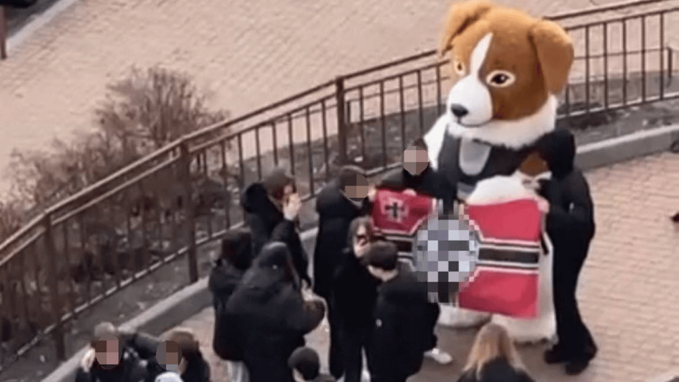 В Киеве подростки танцевали с "псом Патроном", развернув нацистский флаг