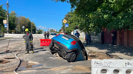 Авто пішло під асфальт: у Києві жінка з дитиною ледь не потонули у прірві - 290x166