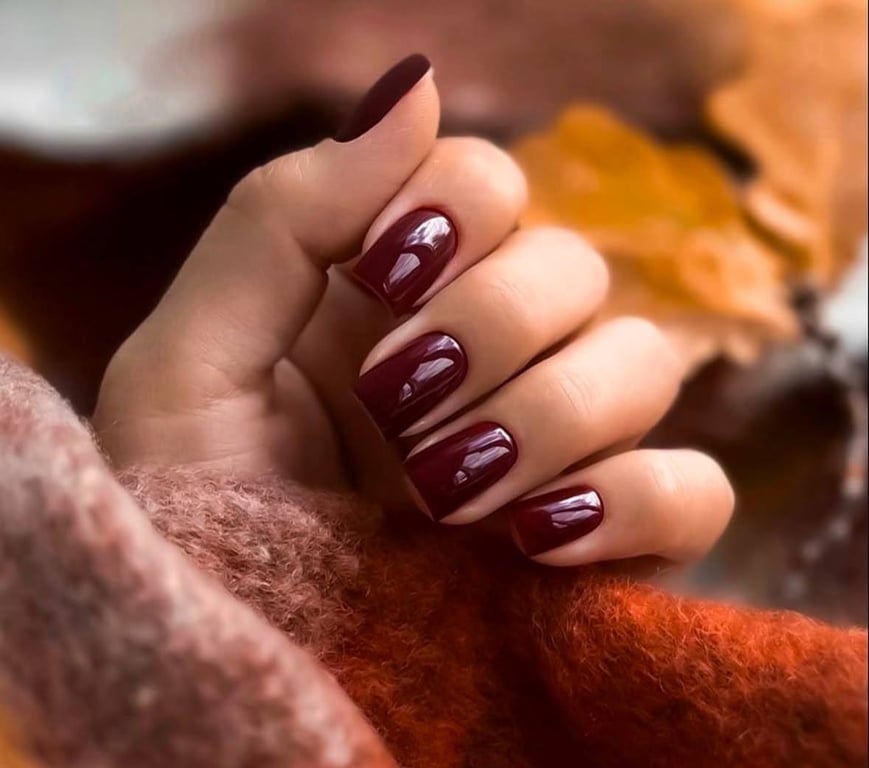 Колір стиглої вишні на нігтях має дуже елегантний вигляд