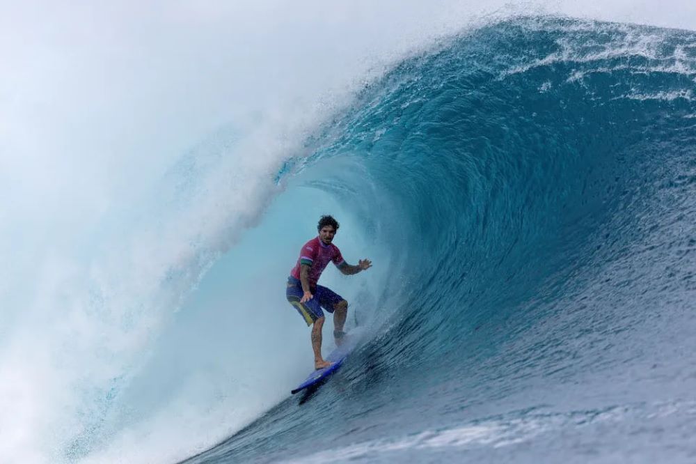 Зависнув у повітрі — фото бразильського серфінгіста на Олімпіаді стало вірусним - фото 2