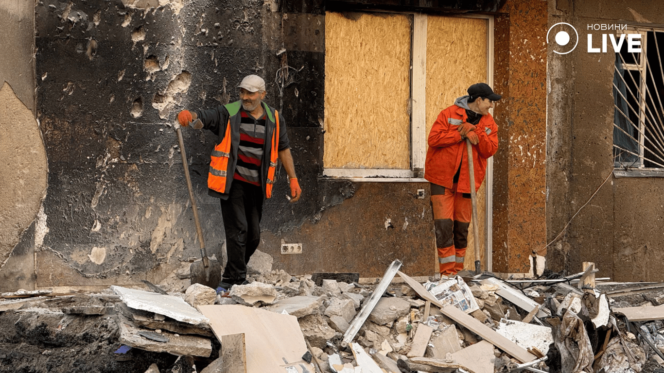 На місці обстрілу працюють комунальники