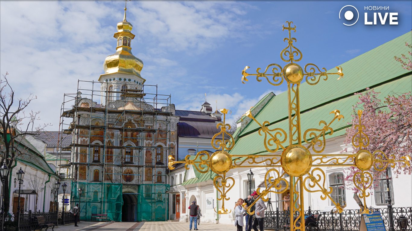 Встановлення хреста над Троїцькою надбрамною церквою