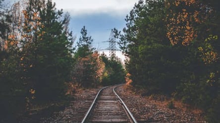 Молодики скоїли диверсії на залізниці — вирок - 285x160