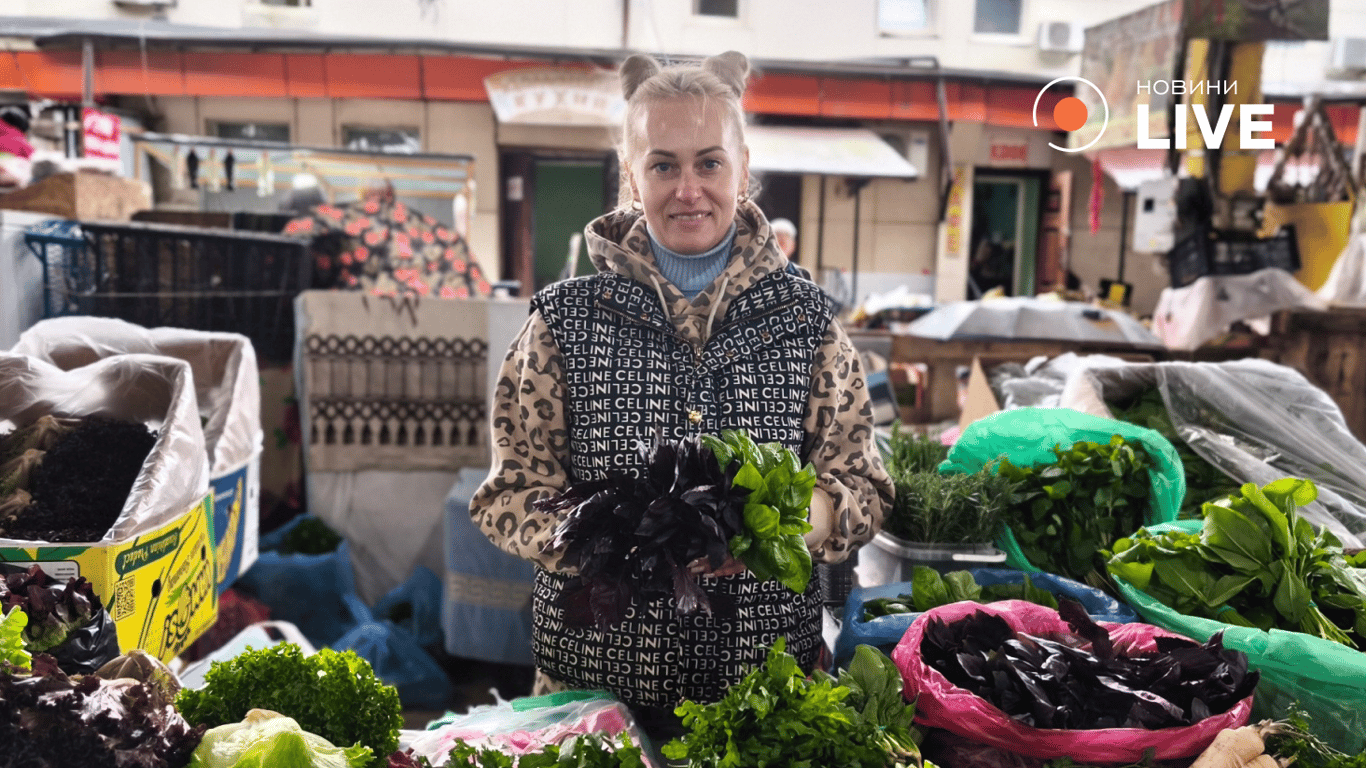 Продавчиня Інна про ціни на зелень на Привозі. Фото: Новини.LIVE
