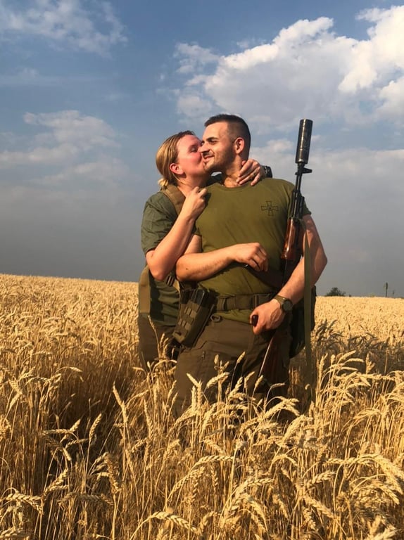 Олена Рекус з чоловіком в полі. Фото: Олена Рекус