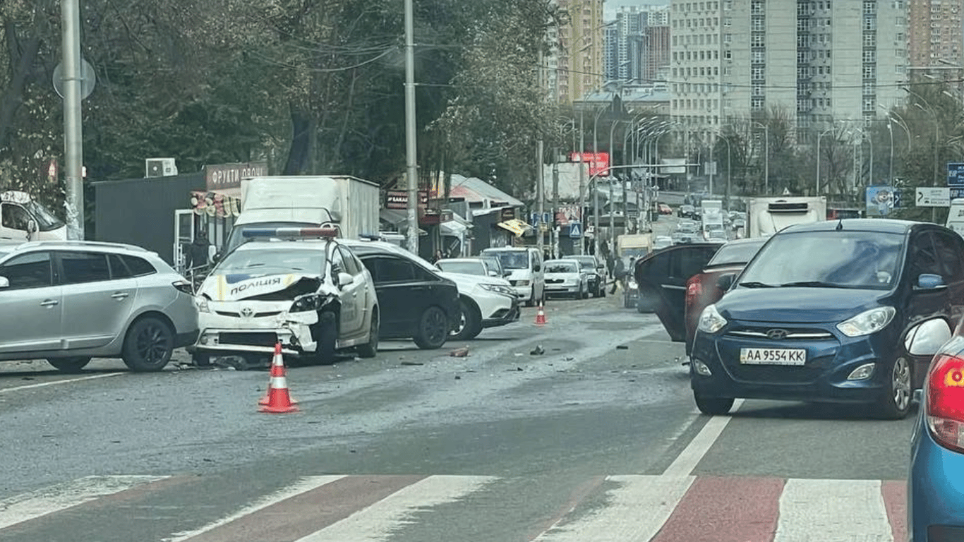 У Києві сталася масштабна ДТП — пошкоджено авто патрульної поліції