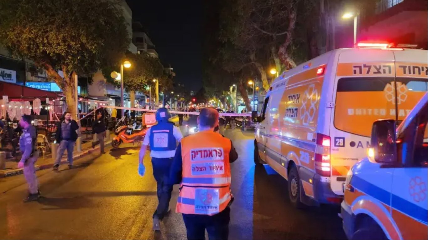 В Тель-Авиве террористы обстреляли людей возле кафе: есть раненые