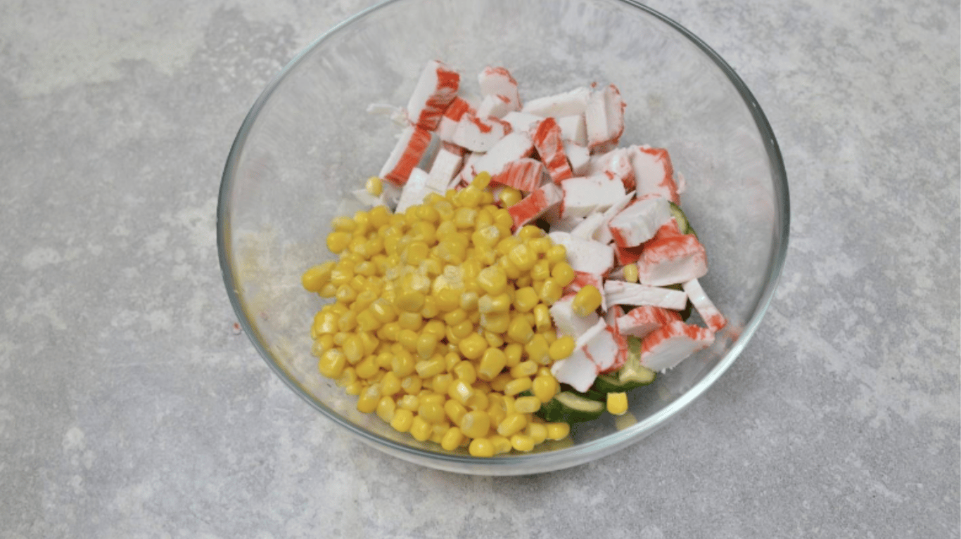 рецепт салату з крабовими паличками, як приготувати салат 