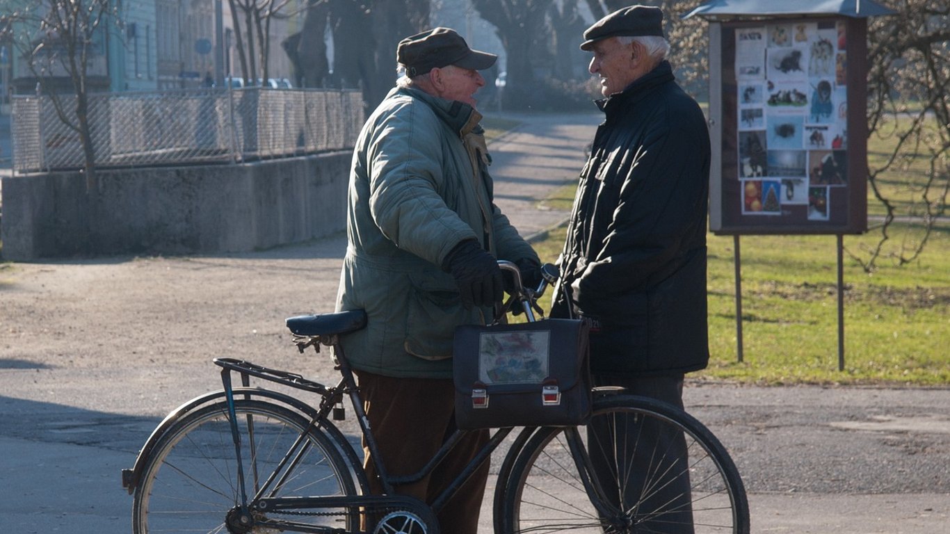 Безплатні послуги для пенсіонерів у 2025 році — перелік пільг