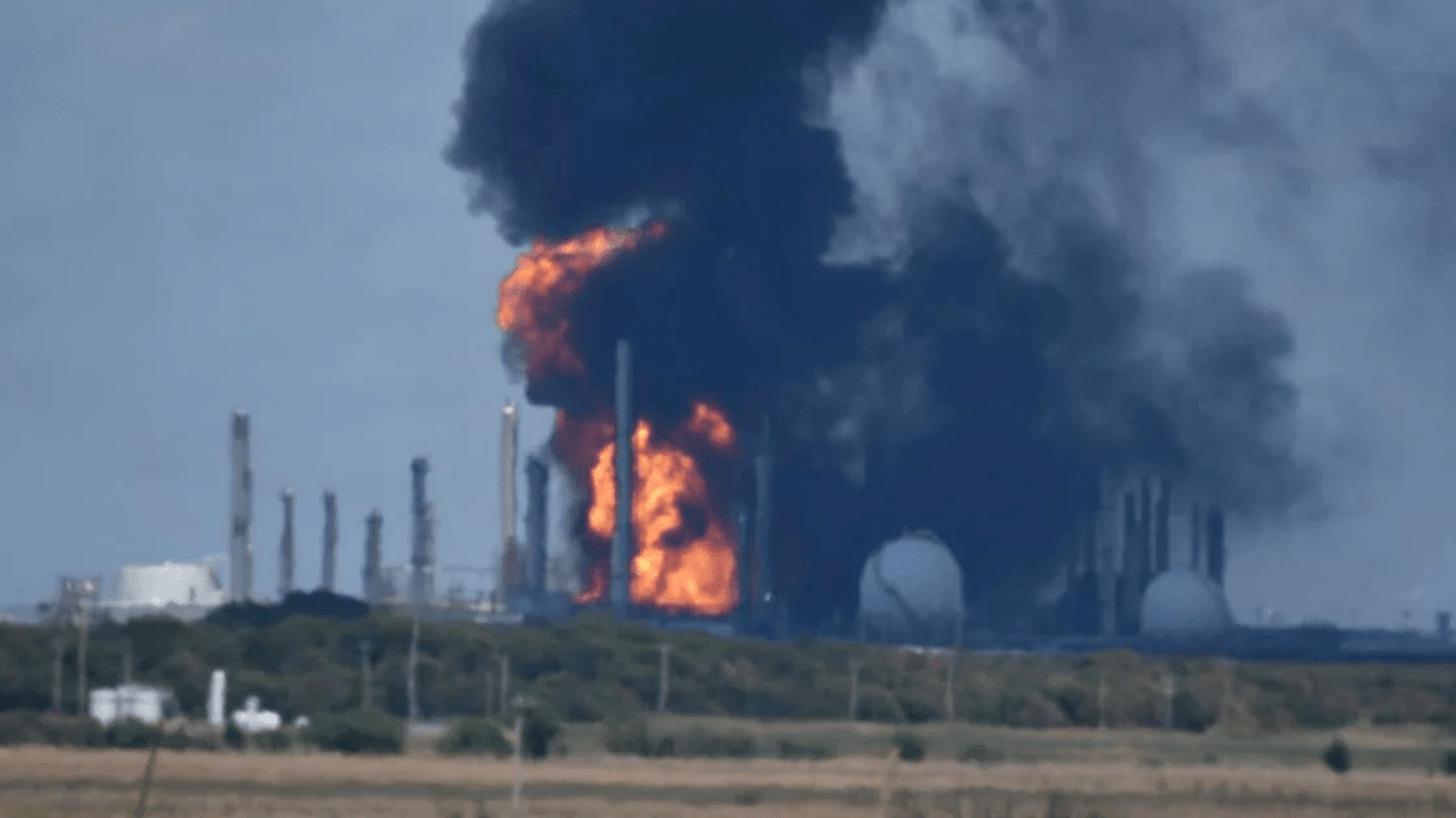 В США раздался взрыв на химическом заводе  — вспыхнул сильный пожар