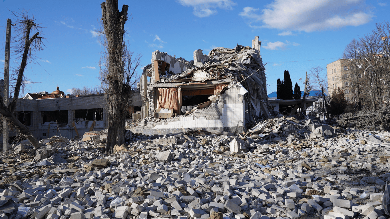 Через атаку окупантів у Житомирі пошкоджено десятки будинків, школи та лікарні