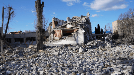 Через атаку окупантів у Житомирі пошкоджено десятки будинків, школи та лікарні - 285x160