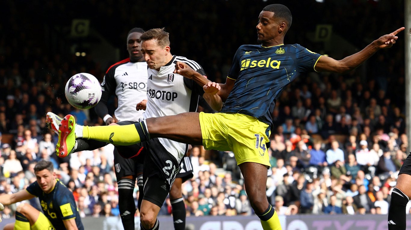 Александер Исак