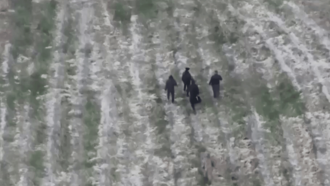 На Закарпатті п’ятеро чоловіків незаконно перейшли угорський кордон — відео