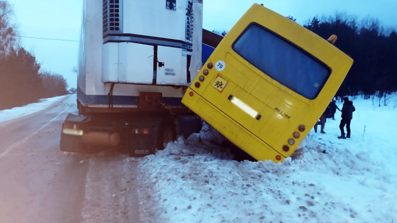 Шкільний автобус потрапив в ДТП на Чернігівщині — є постраждалі