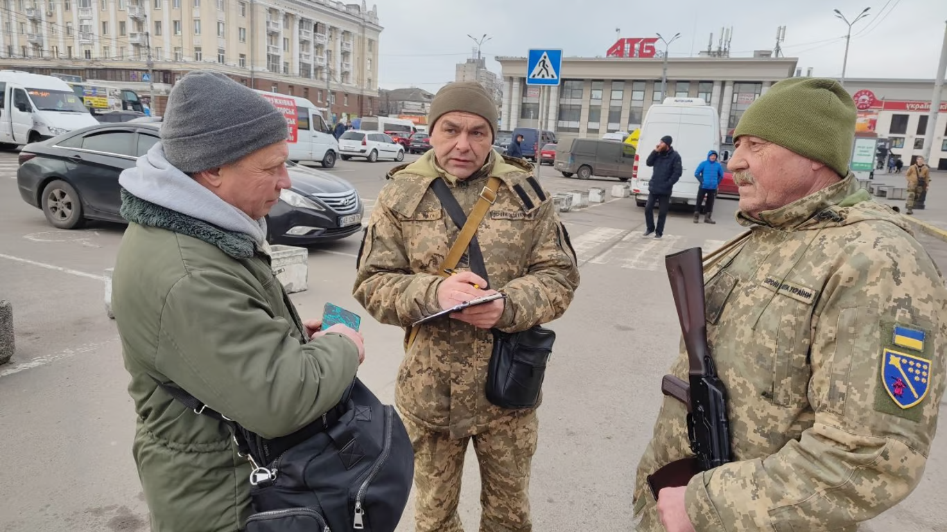Поліцейські просто стояли, поки працівники ТЦК "пакували" цивільного — скандал в Одесі