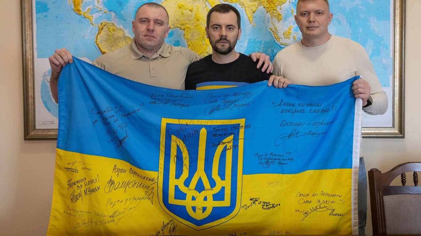 Глава СБУ Малюк подписал флаг для благотворительного аукциона
