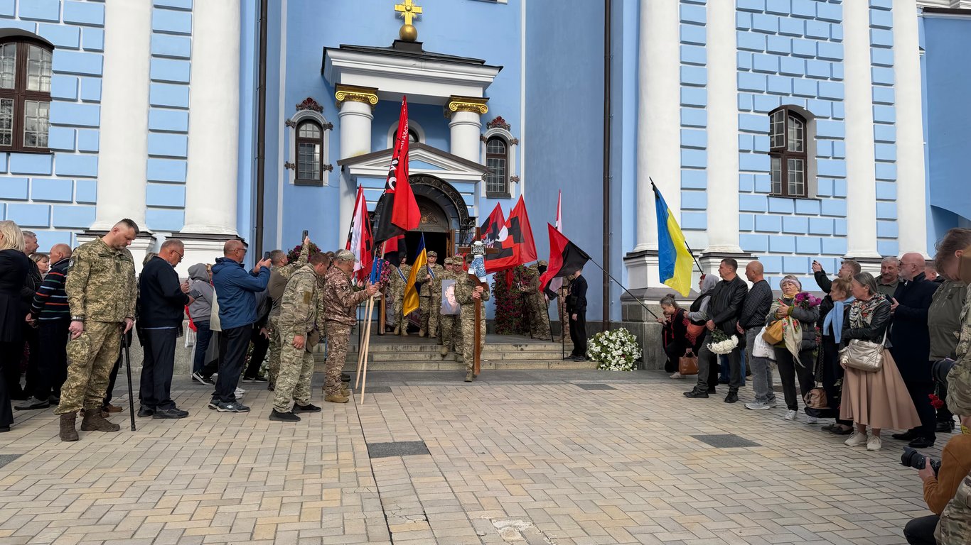 У Києві попрощалися з Миколою Карпюком.