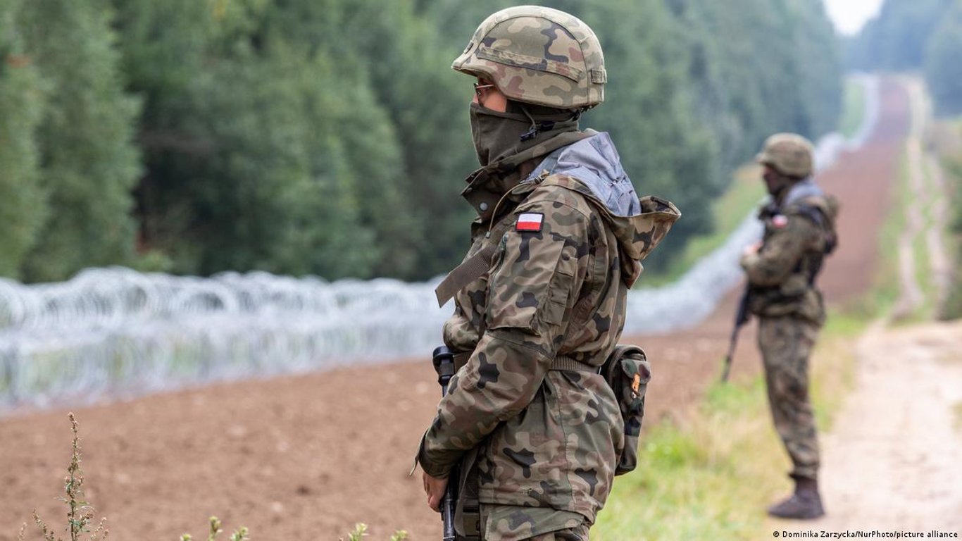 Закидали камінням: група мігрантів напала  на польських прикордонників