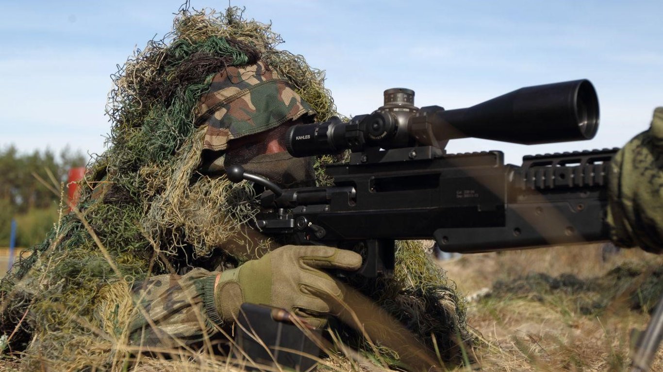 Сырский показал, как украинский снайпер уничтожил наблюдателя россиян
