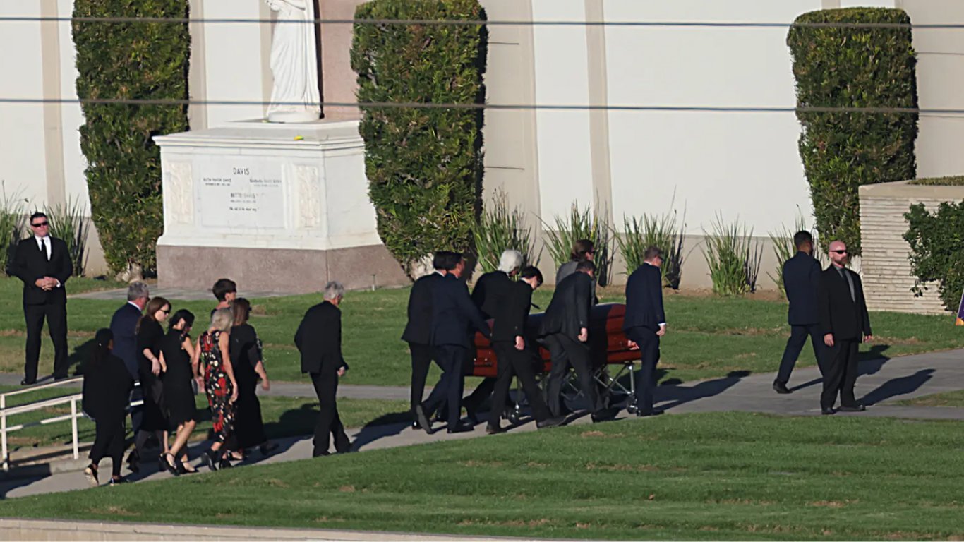 Метью Перрі поховали у Лос-Анджелесі — хто приїхав на церемонію. Фото й відео