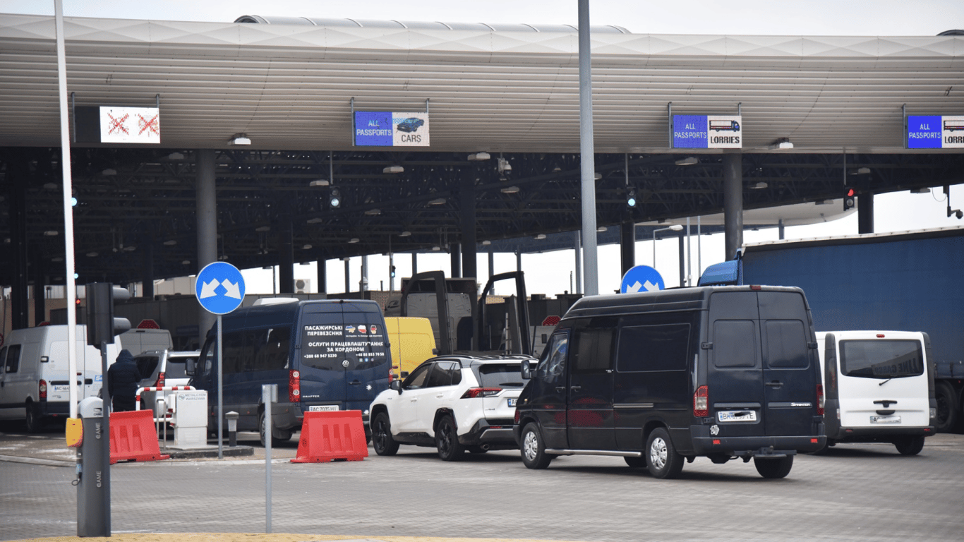 Черги на кордоні 22 листопада — де скупчення автівок