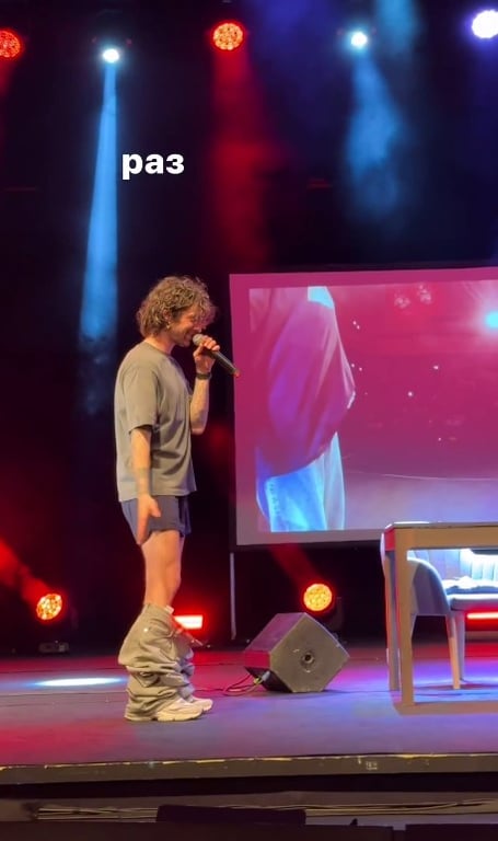 Дантес зняв штани, а Дурнєв показав торс — відомі зірки оголилися заради благодійного збору - фото 2