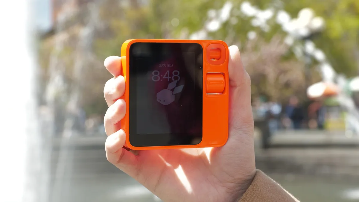 AI-помощник Rabbit R1