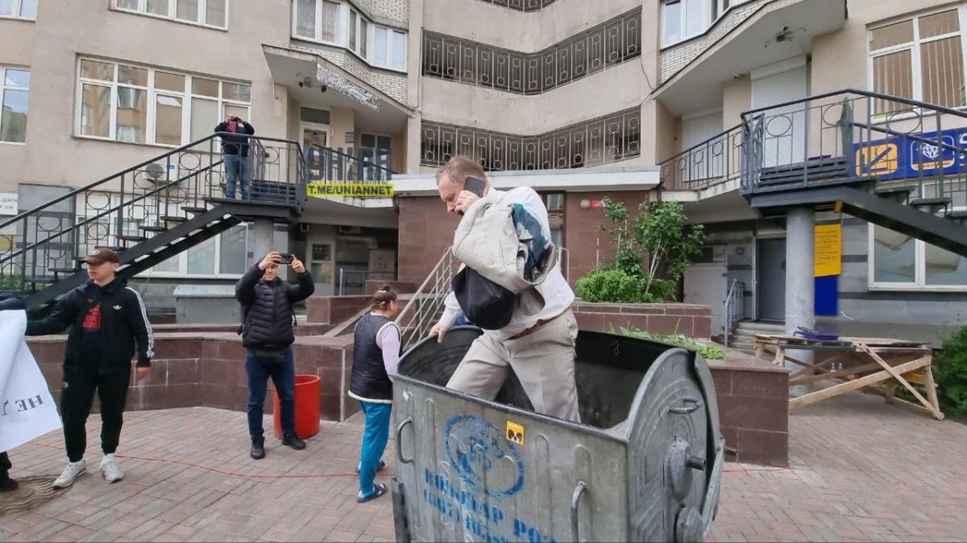 Облили зеленкою та викинули в смітник: у Києві напали на Тараса Чорновола